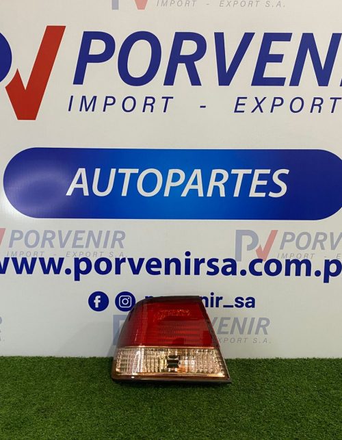 Faro Trasero Rosado NISSAN B15 2003 al 2005